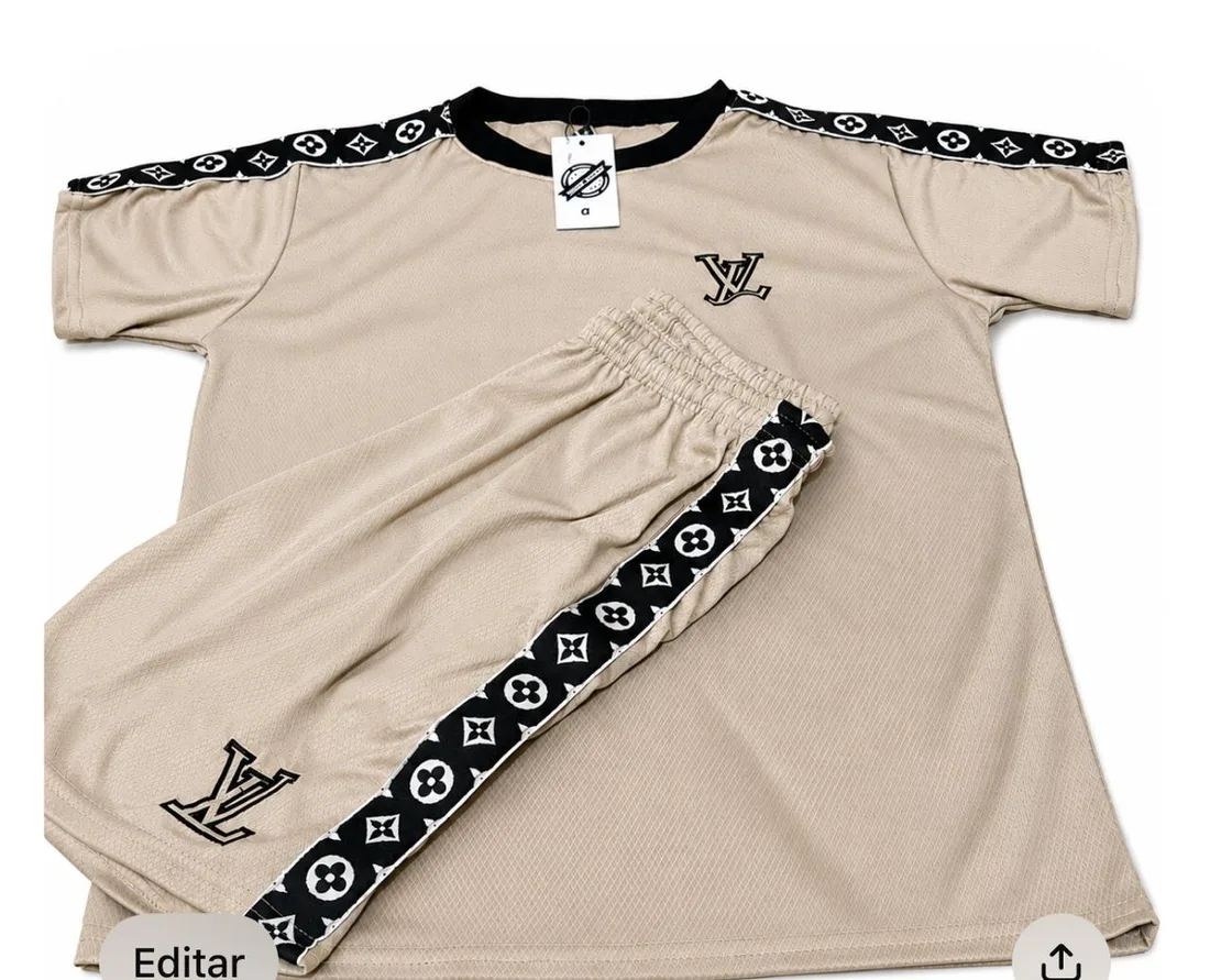 Conjunto bege com estampa monogramada